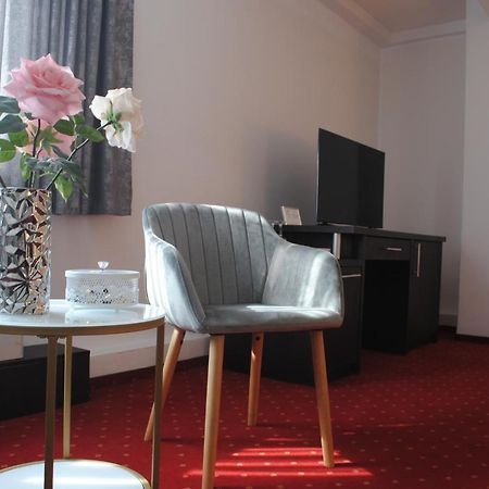 Hotel Corona ドロベタ＝トゥルヌ・セヴェリン エクステリア 写真