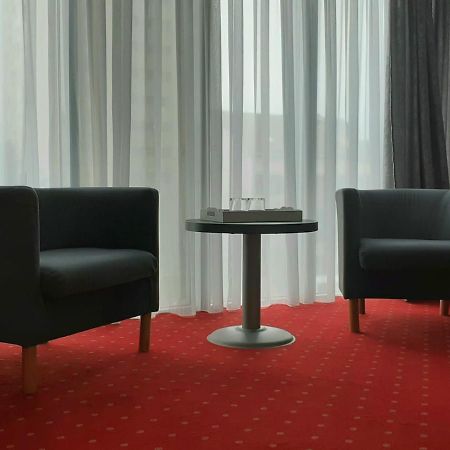 Hotel Corona ドロベタ＝トゥルヌ・セヴェリン エクステリア 写真