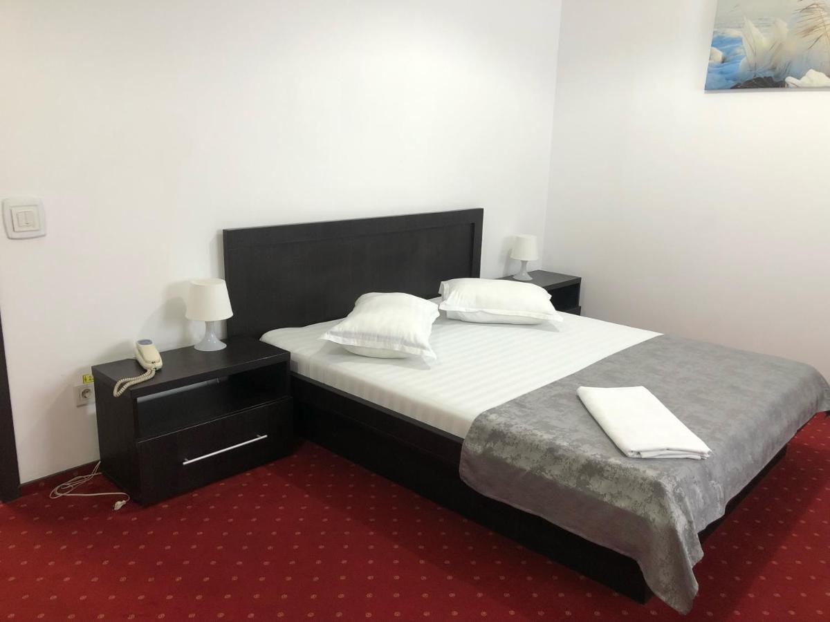 Hotel Corona ドロベタ＝トゥルヌ・セヴェリン エクステリア 写真
