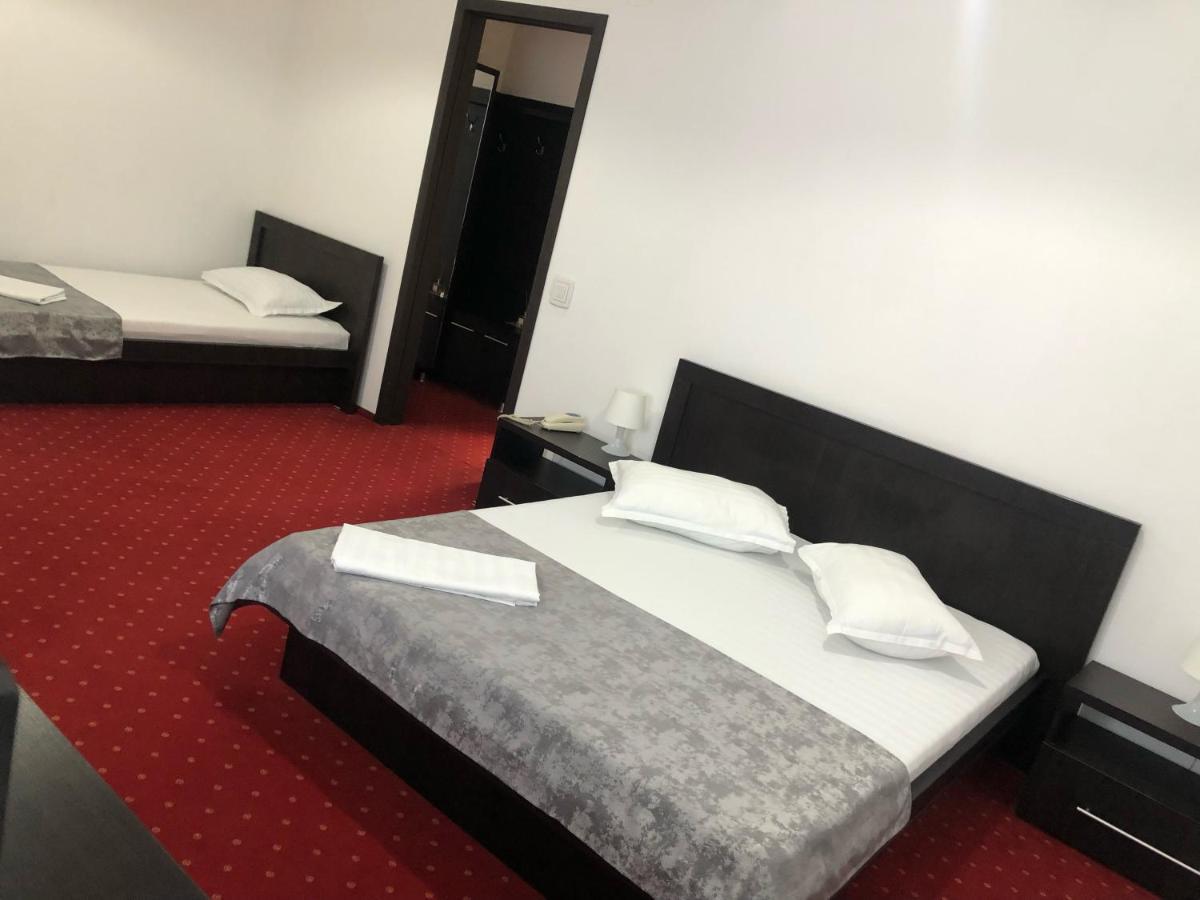 Hotel Corona ドロベタ＝トゥルヌ・セヴェリン エクステリア 写真