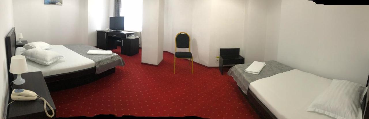 Hotel Corona ドロベタ＝トゥルヌ・セヴェリン エクステリア 写真