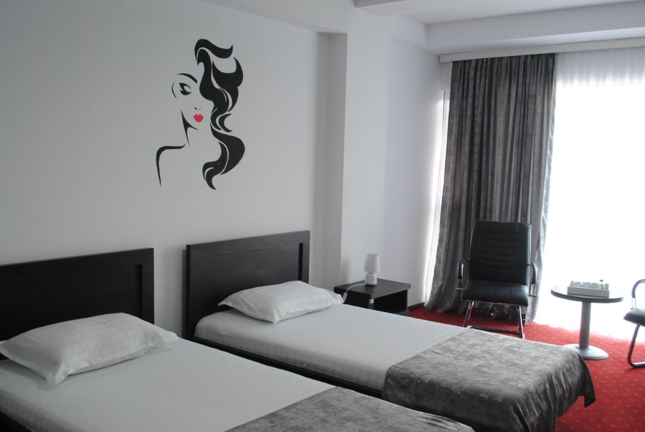 Hotel Corona ドロベタ＝トゥルヌ・セヴェリン エクステリア 写真