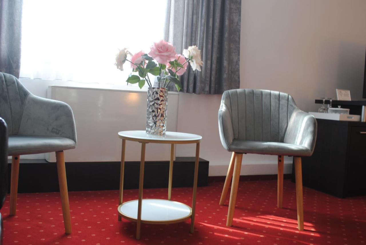 Hotel Corona ドロベタ＝トゥルヌ・セヴェリン エクステリア 写真