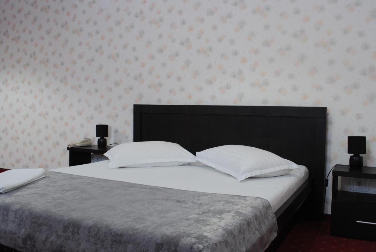 Hotel Corona ドロベタ＝トゥルヌ・セヴェリン エクステリア 写真
