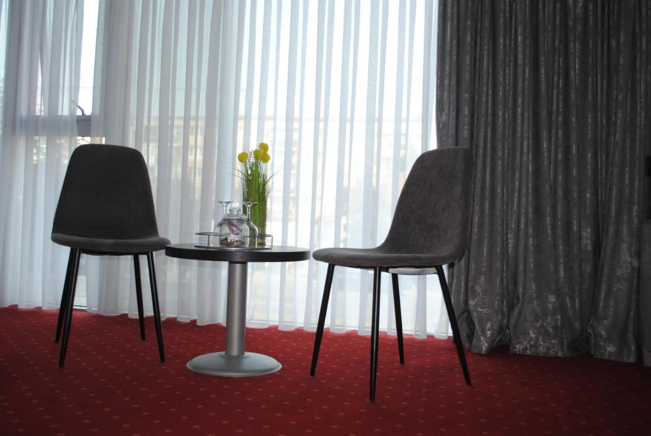 Hotel Corona ドロベタ＝トゥルヌ・セヴェリン エクステリア 写真