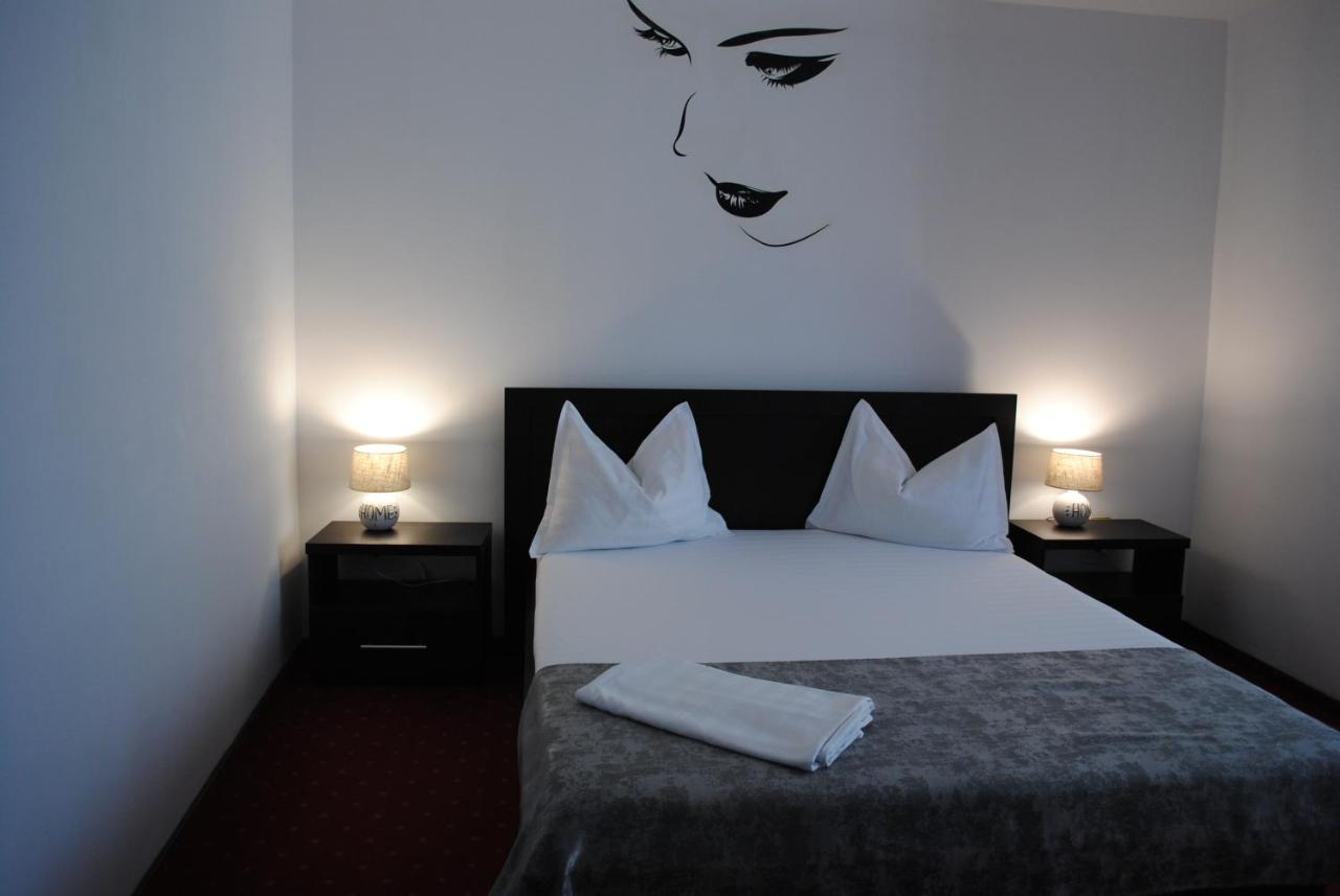 Hotel Corona ドロベタ＝トゥルヌ・セヴェリン エクステリア 写真