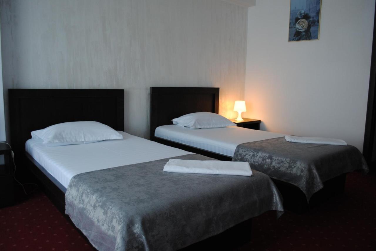 Hotel Corona ドロベタ＝トゥルヌ・セヴェリン エクステリア 写真