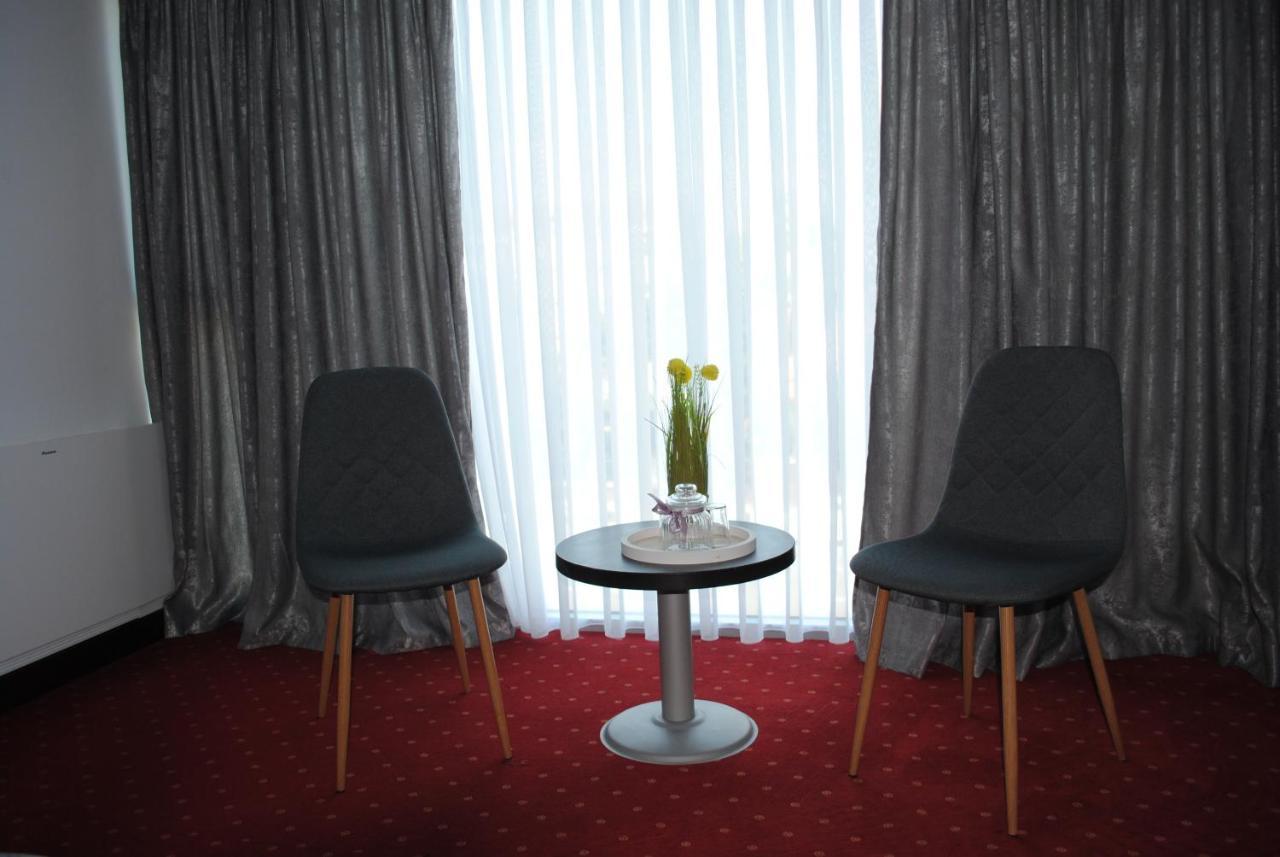 Hotel Corona ドロベタ＝トゥルヌ・セヴェリン エクステリア 写真