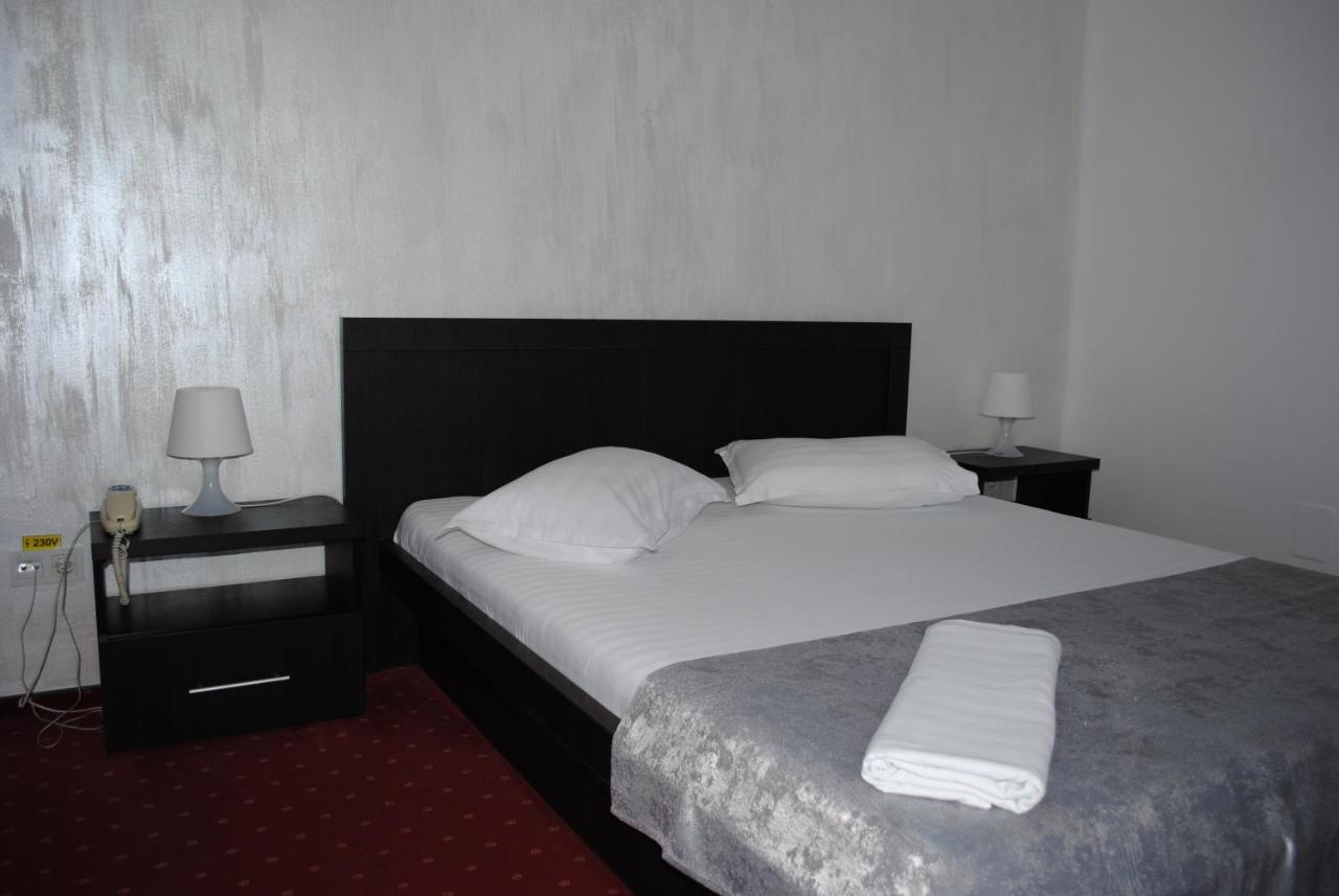 Hotel Corona ドロベタ＝トゥルヌ・セヴェリン エクステリア 写真