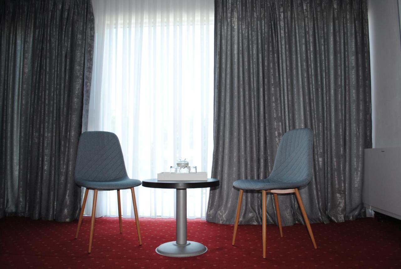 Hotel Corona ドロベタ＝トゥルヌ・セヴェリン エクステリア 写真