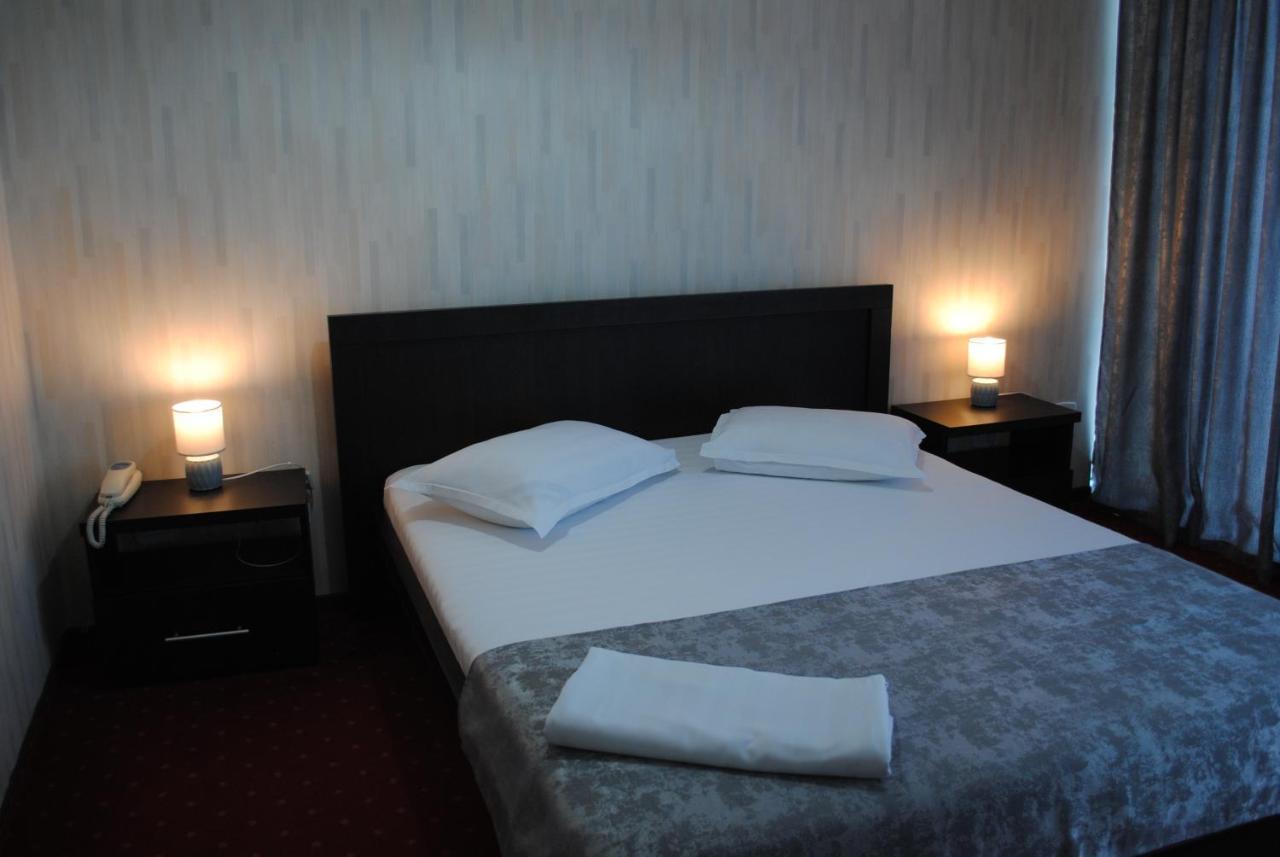 Hotel Corona ドロベタ＝トゥルヌ・セヴェリン エクステリア 写真