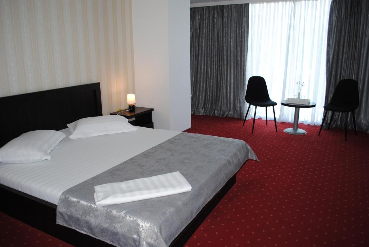 Hotel Corona ドロベタ＝トゥルヌ・セヴェリン エクステリア 写真