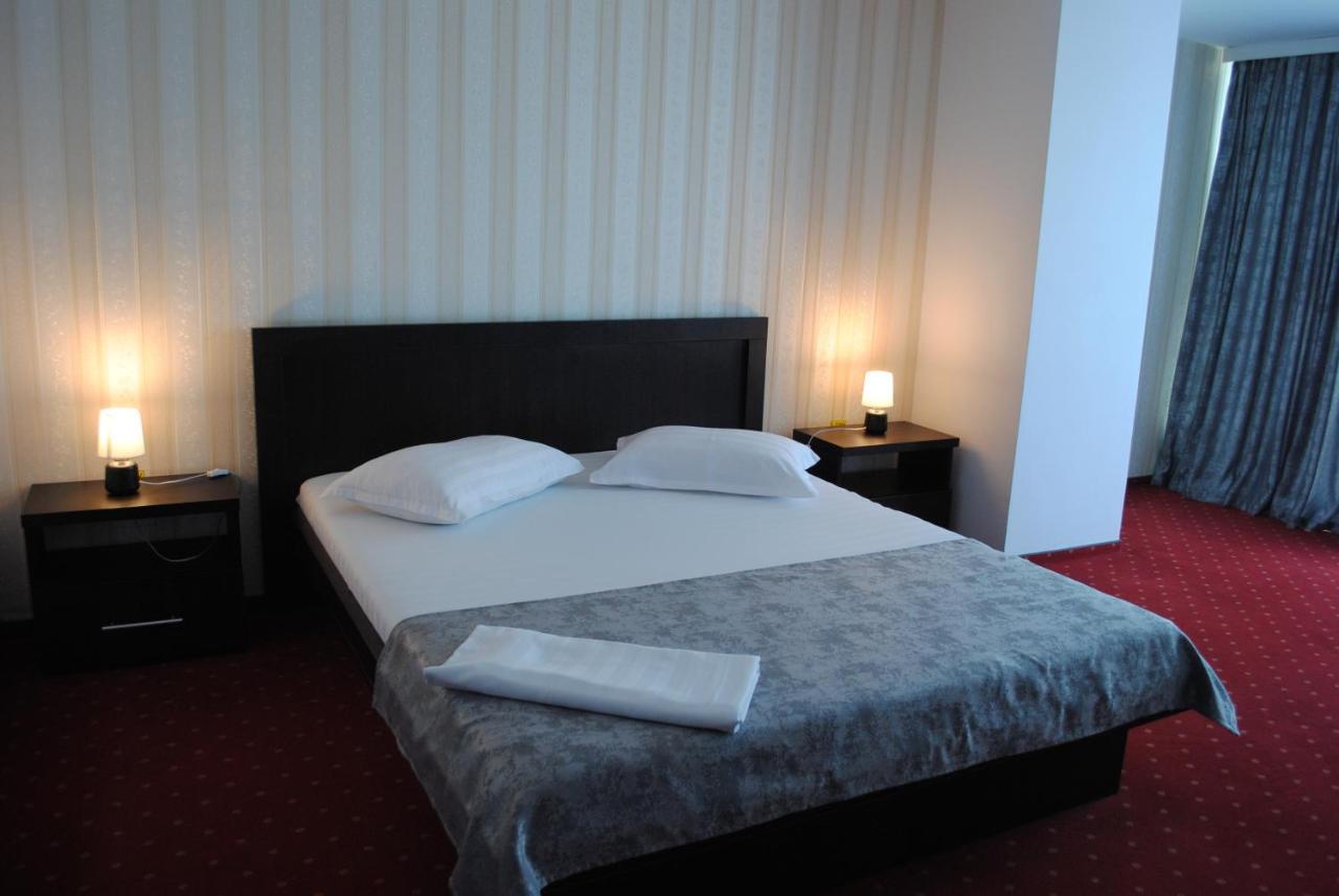 Hotel Corona ドロベタ＝トゥルヌ・セヴェリン エクステリア 写真