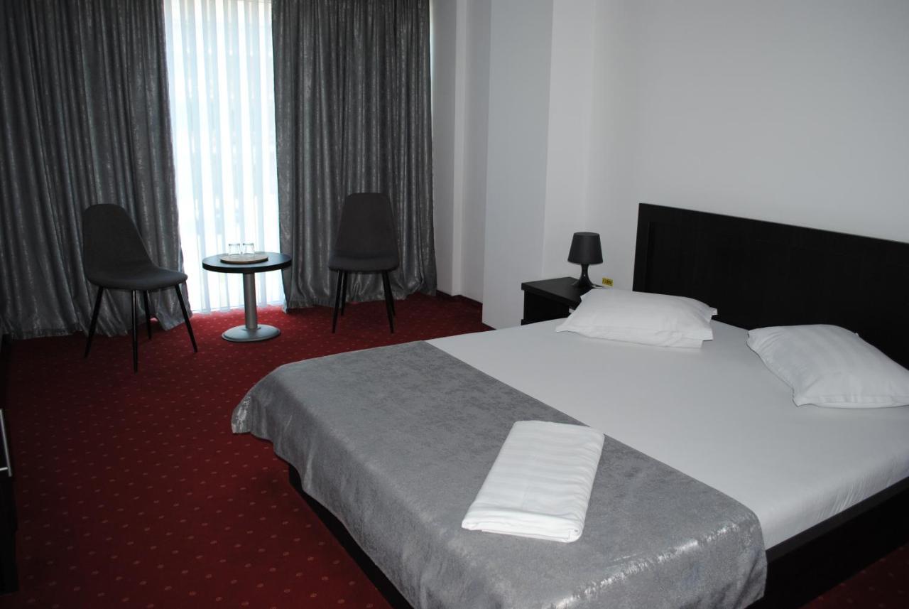 Hotel Corona ドロベタ＝トゥルヌ・セヴェリン エクステリア 写真