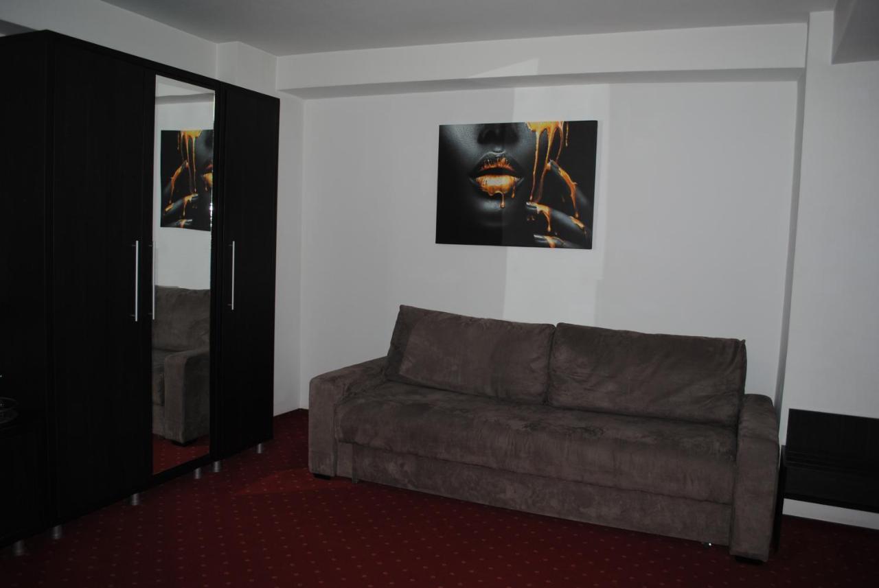 Hotel Corona ドロベタ＝トゥルヌ・セヴェリン エクステリア 写真