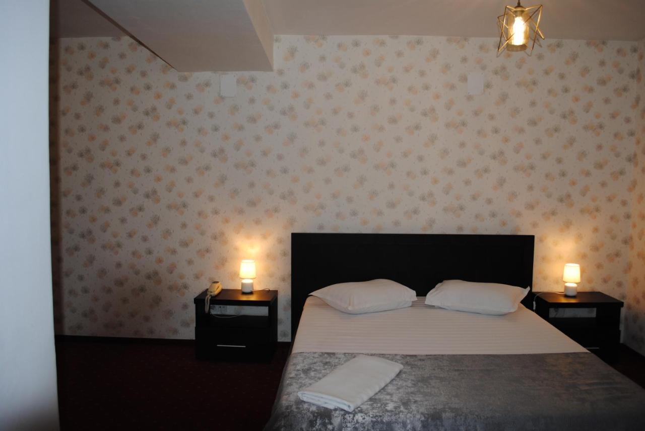 Hotel Corona ドロベタ＝トゥルヌ・セヴェリン エクステリア 写真