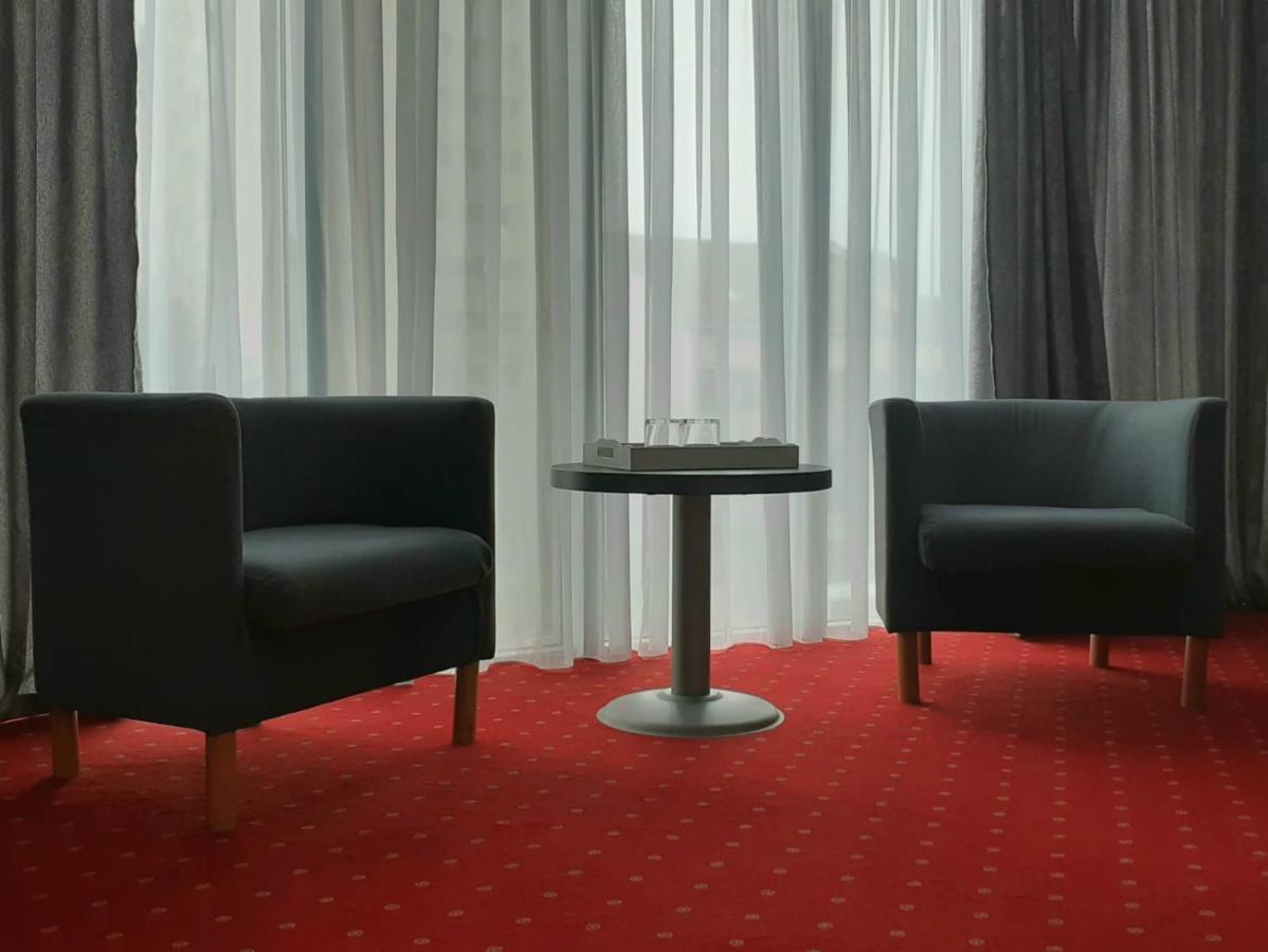 Hotel Corona ドロベタ＝トゥルヌ・セヴェリン エクステリア 写真
