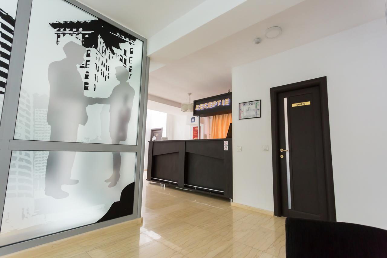 Hotel Corona ドロベタ＝トゥルヌ・セヴェリン エクステリア 写真