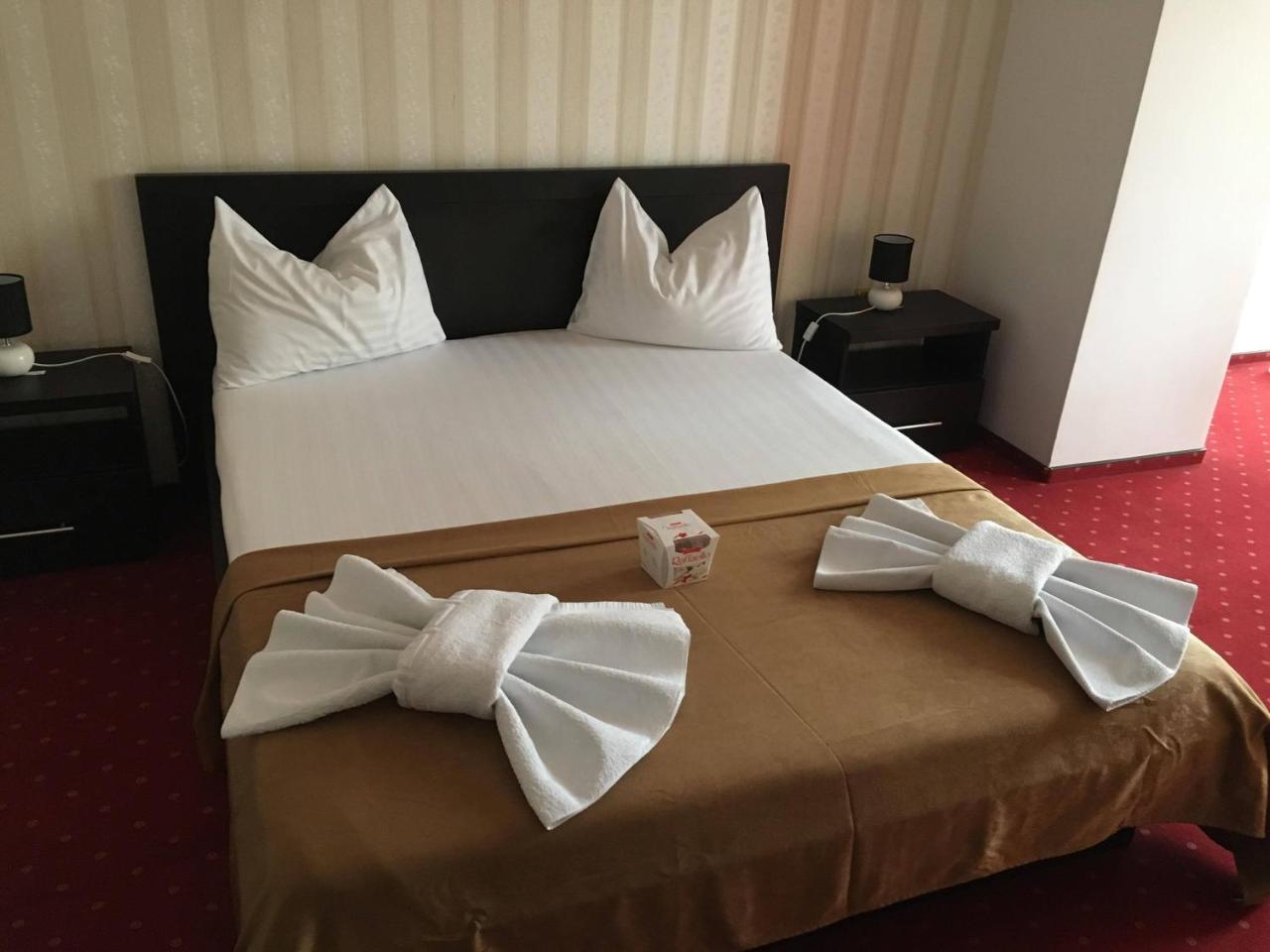 Hotel Corona ドロベタ＝トゥルヌ・セヴェリン エクステリア 写真