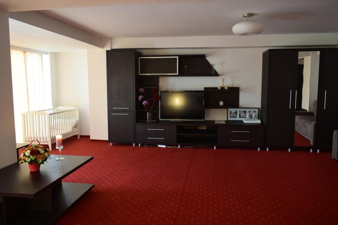 Hotel Corona ドロベタ＝トゥルヌ・セヴェリン エクステリア 写真